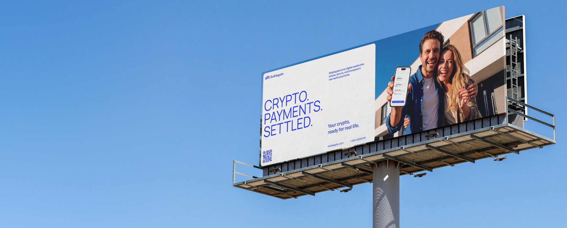 Билборд Stablegate «CRYPTO. PAYMENTS. SETTLED.» на фоне неба