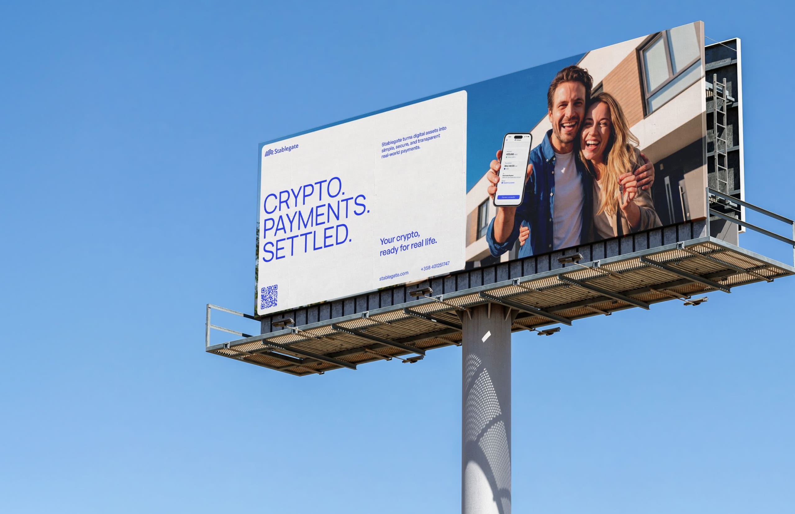 Билборд Stablegate «CRYPTO. PAYMENTS. SETTLED.» на фоне неба