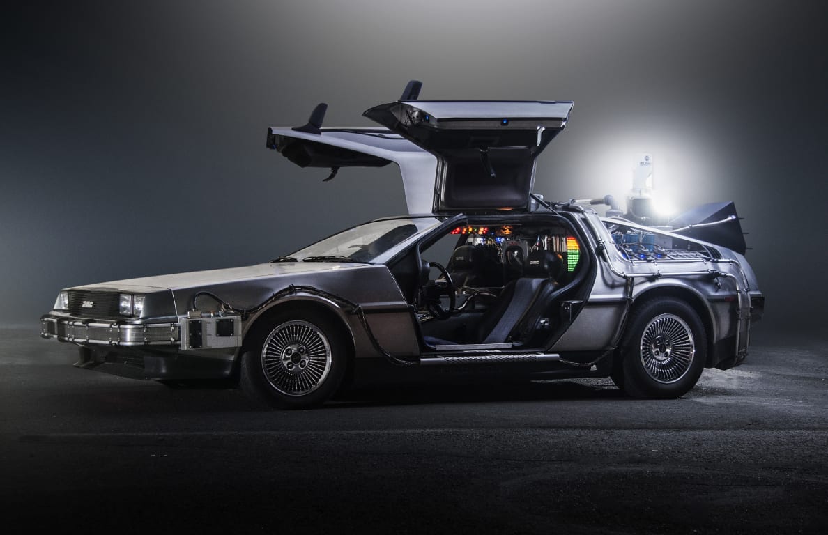 Реальный DeLorean DMC-12 с открытыми дверями в студийном свете