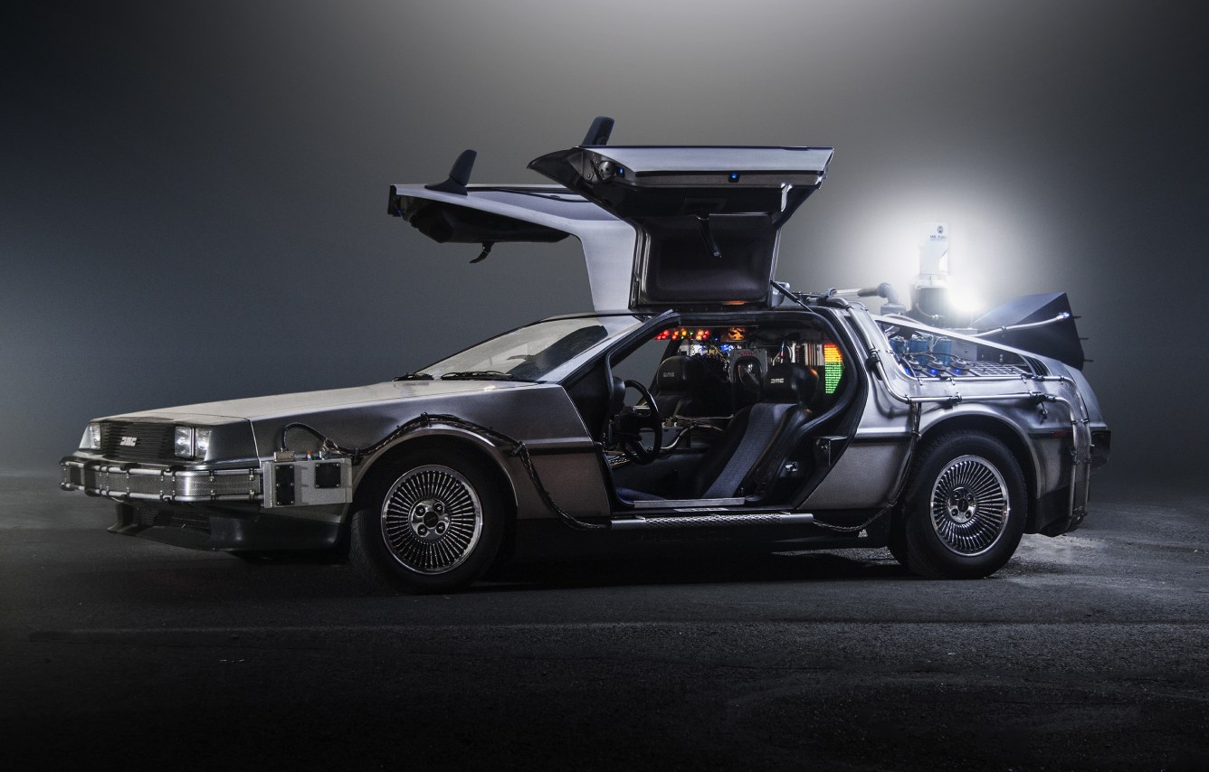 Реальный DeLorean DMC-12 с открытой дверью в студийном свете