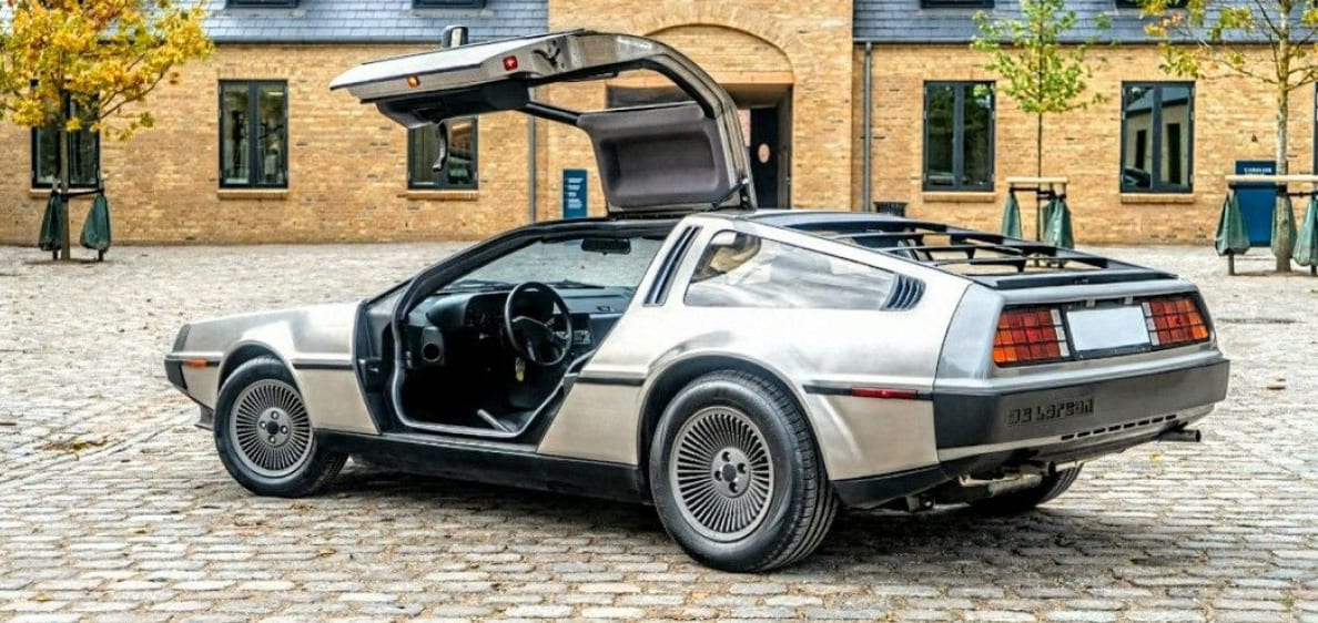 DeLorean DMC-12 с открытыми дверями Gullwing на мощёной улице