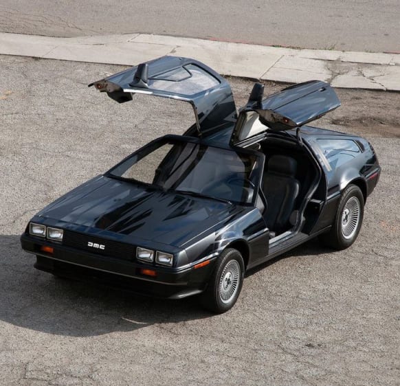 Чёрный DeLorean DMC-12 с поднятыми дверями