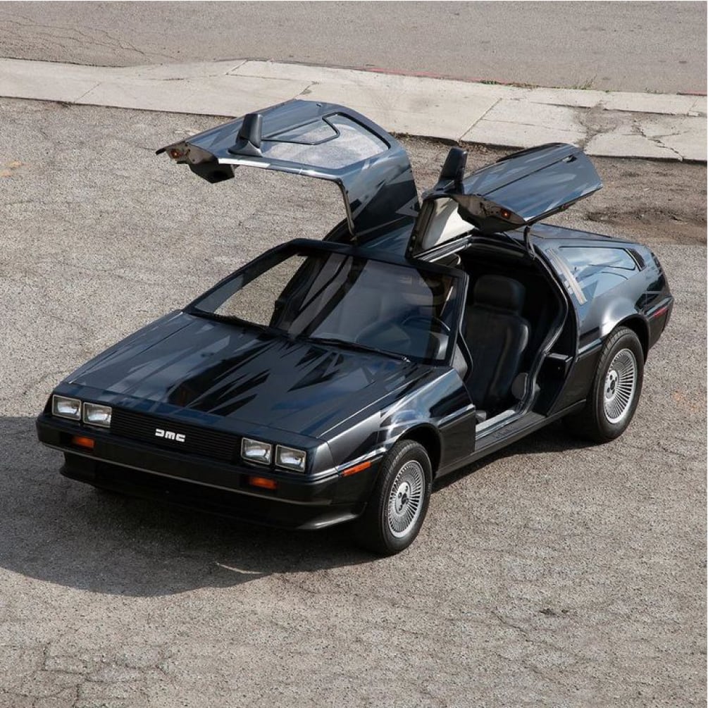 Чёрный DeLorean DMC-12 с поднятыми дверями